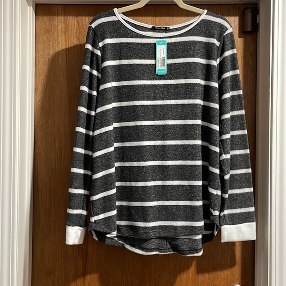 Kamie Button Back Brushed Knit Top XL. (False buttons) NWT - Picture 2 of 5